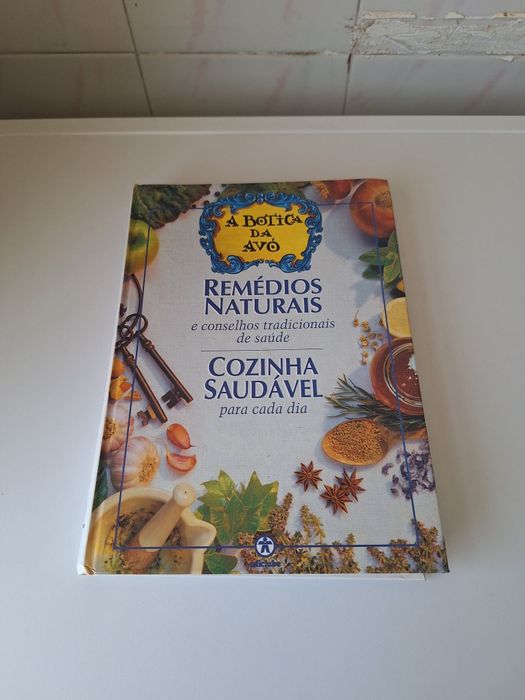 Livros conhecimento e um livro de  Remédios Naturais