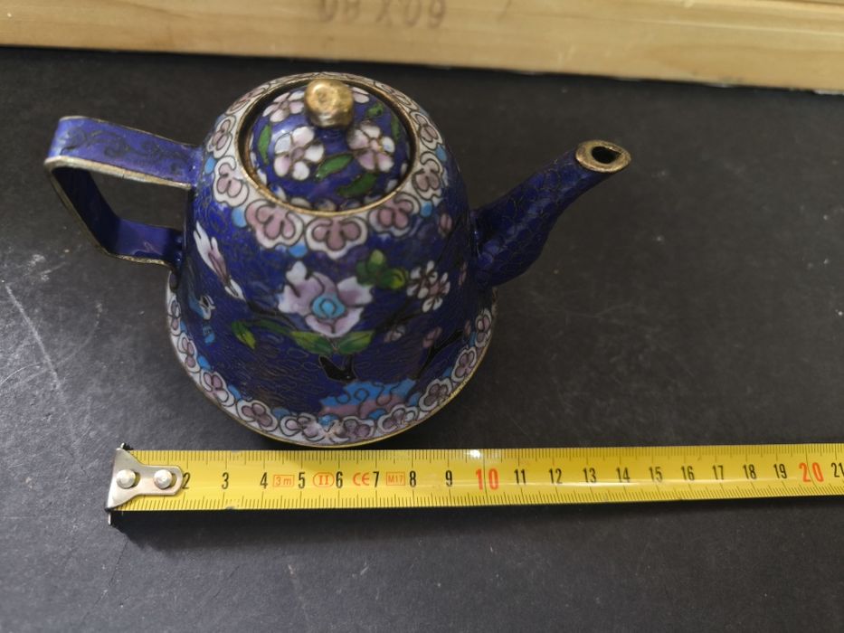 Bule de porcelana com flores.
Bule decorativo em porcelana e metal com