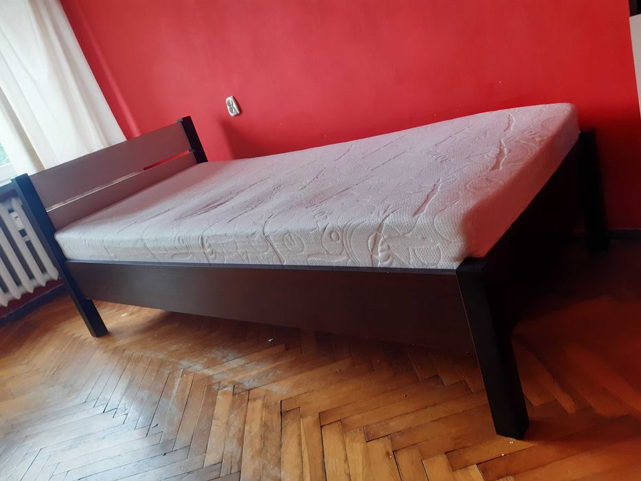 Łóżko z materacem