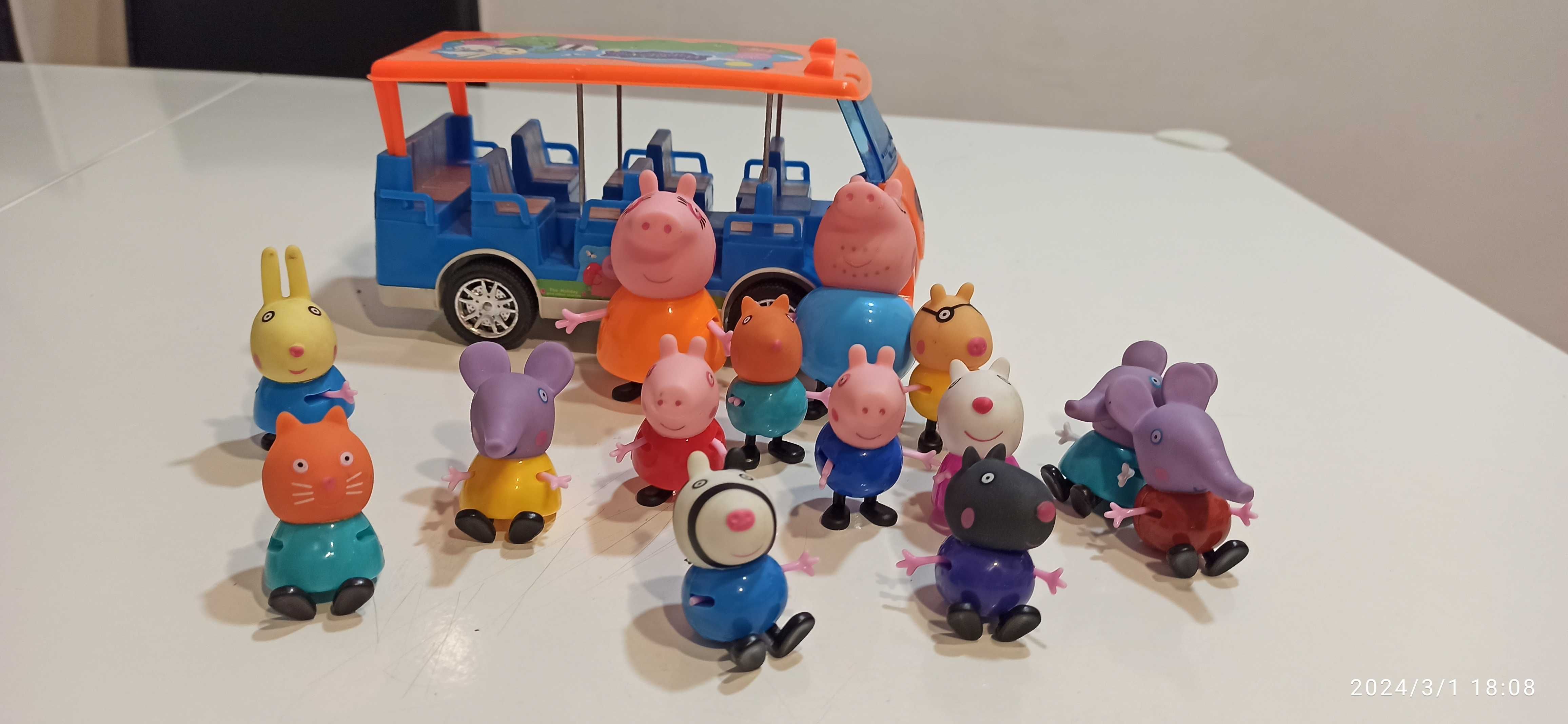 Peppa - Autobus grający, jeżdżący  + figurki