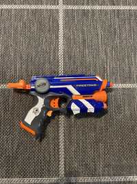 Pistolet NERF Elite Firestrike z ”laserowym” celownikiem