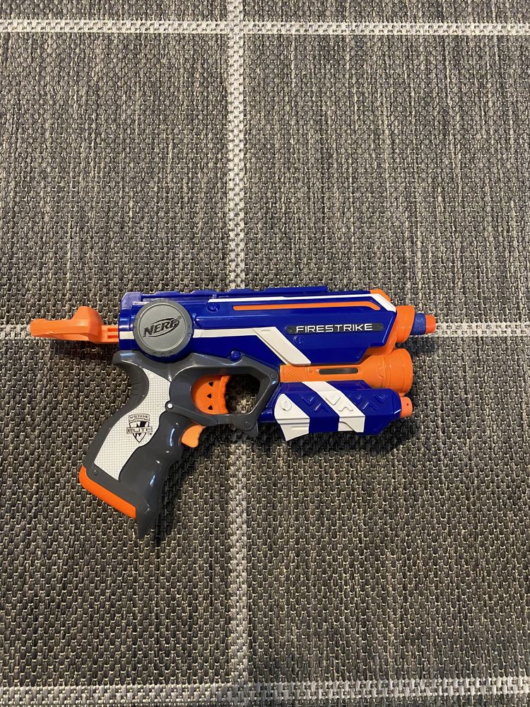 Pistolet NERF Elite Firestrike z ”laserowym” celownikiem