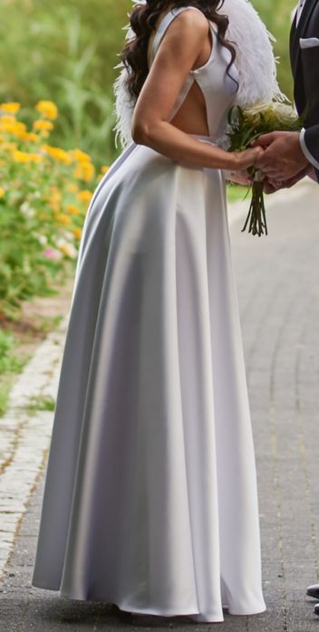 Minimalistyczna suknia ślubna z piórami