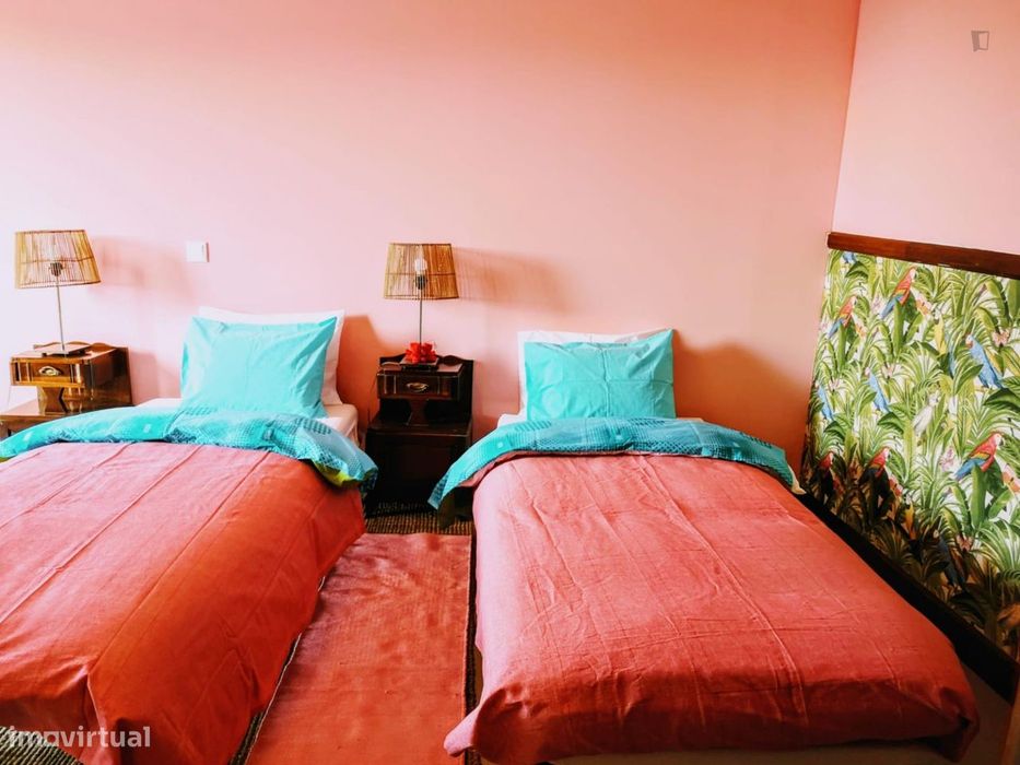 415243 - Quarto com várias camas, com casa de...