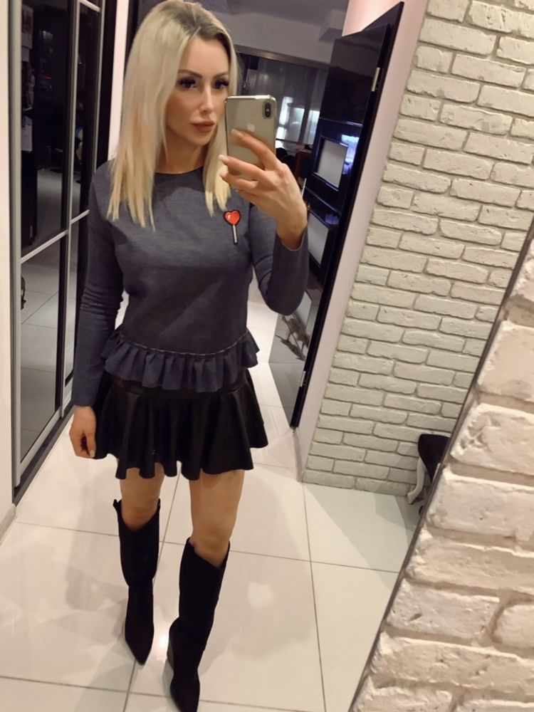 Jeansowa bluzka z falbanką i naszywką Zara
