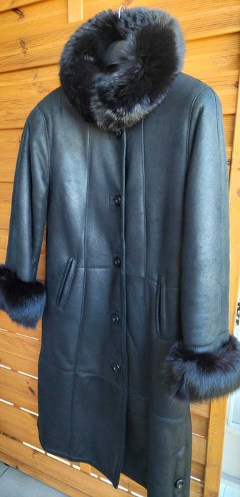 Elegancki czarny kożuch z lisem