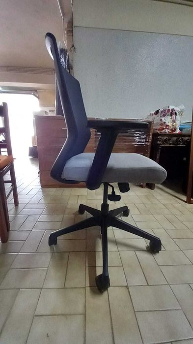 SECRETÁRIA E CADEIRA DE ESCRITÓRIO