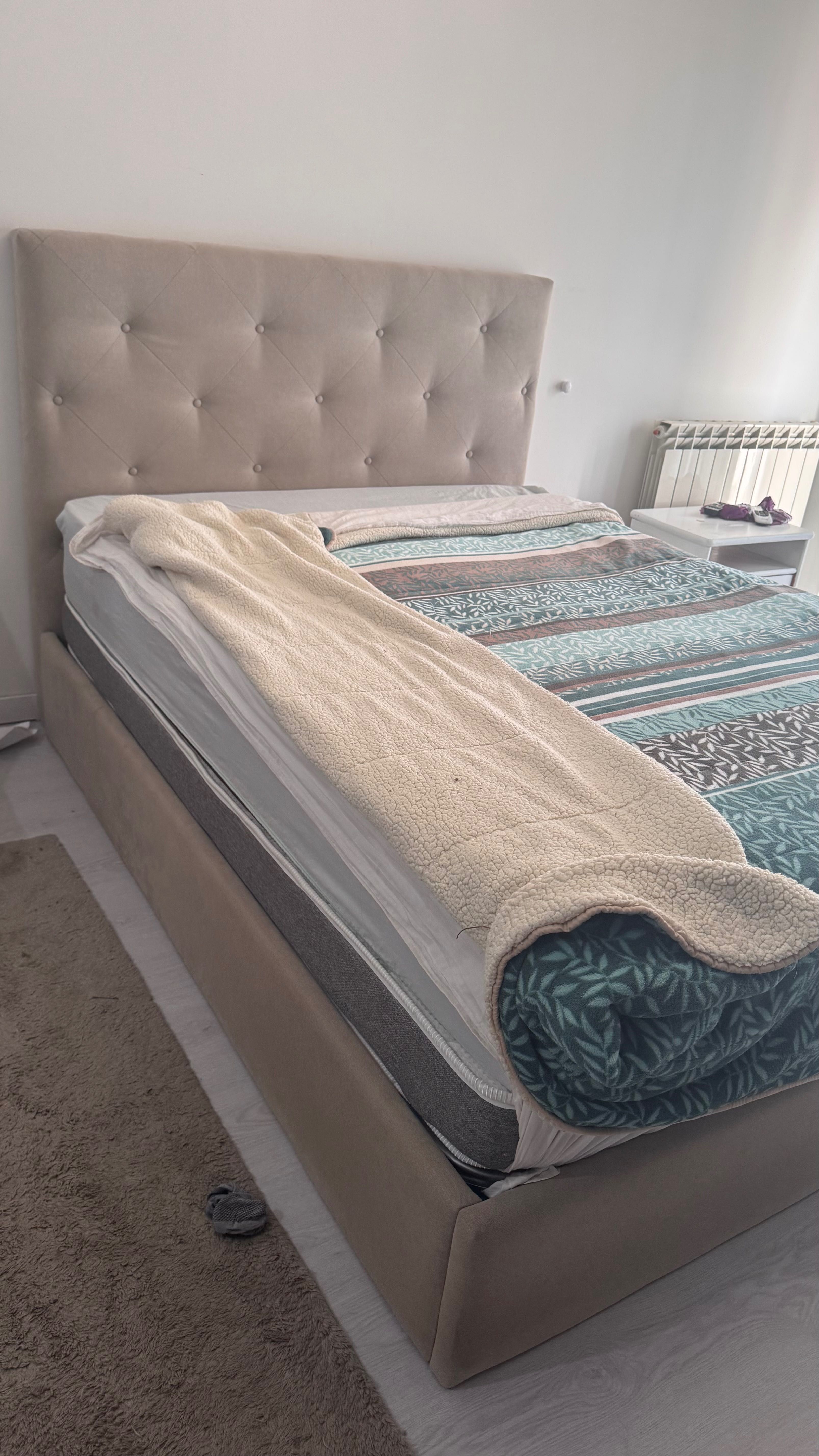 Estrutura de cama com colchão