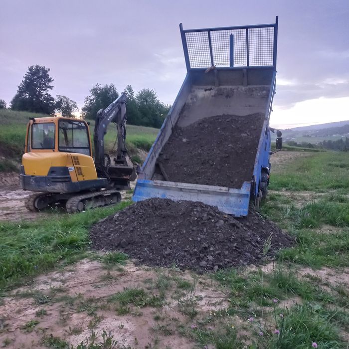 Pracę ziemne minikoparką oraz wywrotką