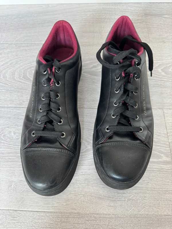 Czarne trampki Guess