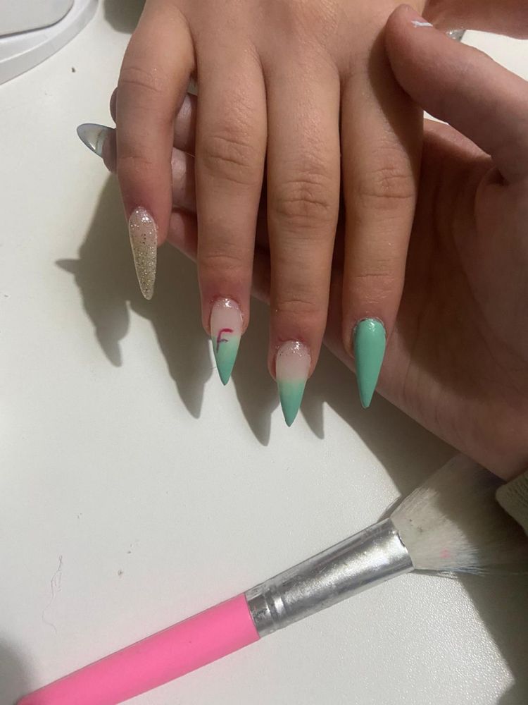 Faço unhas de gel