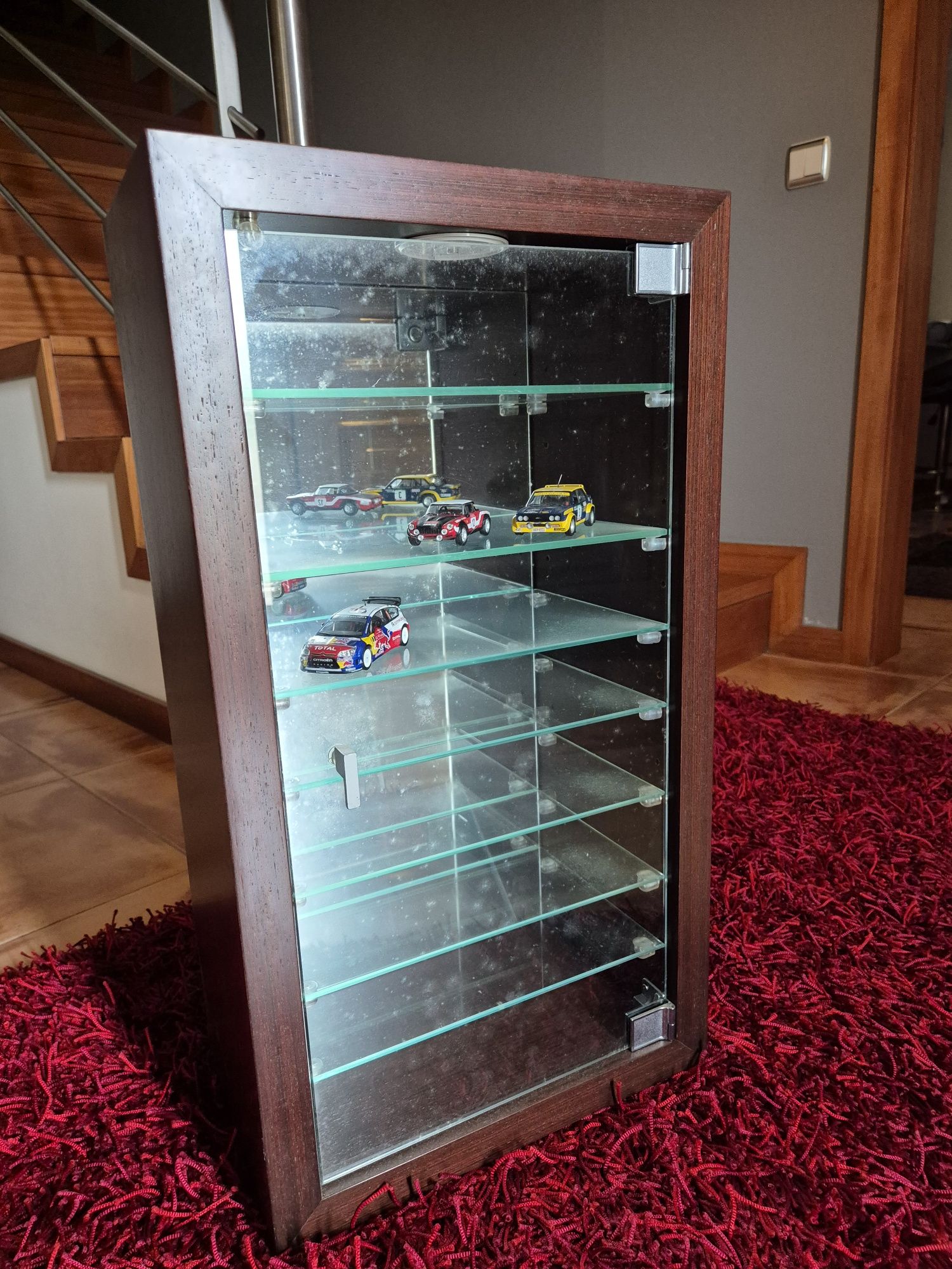Móvel em madeira e porta em vidro para miniaturas
