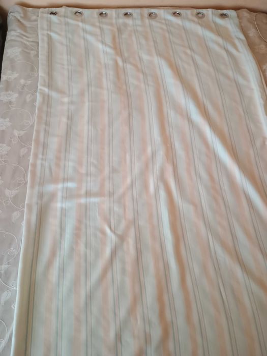 Дві довгі легкі світлі штори на люверсах 225*115см кожна з підкладкою