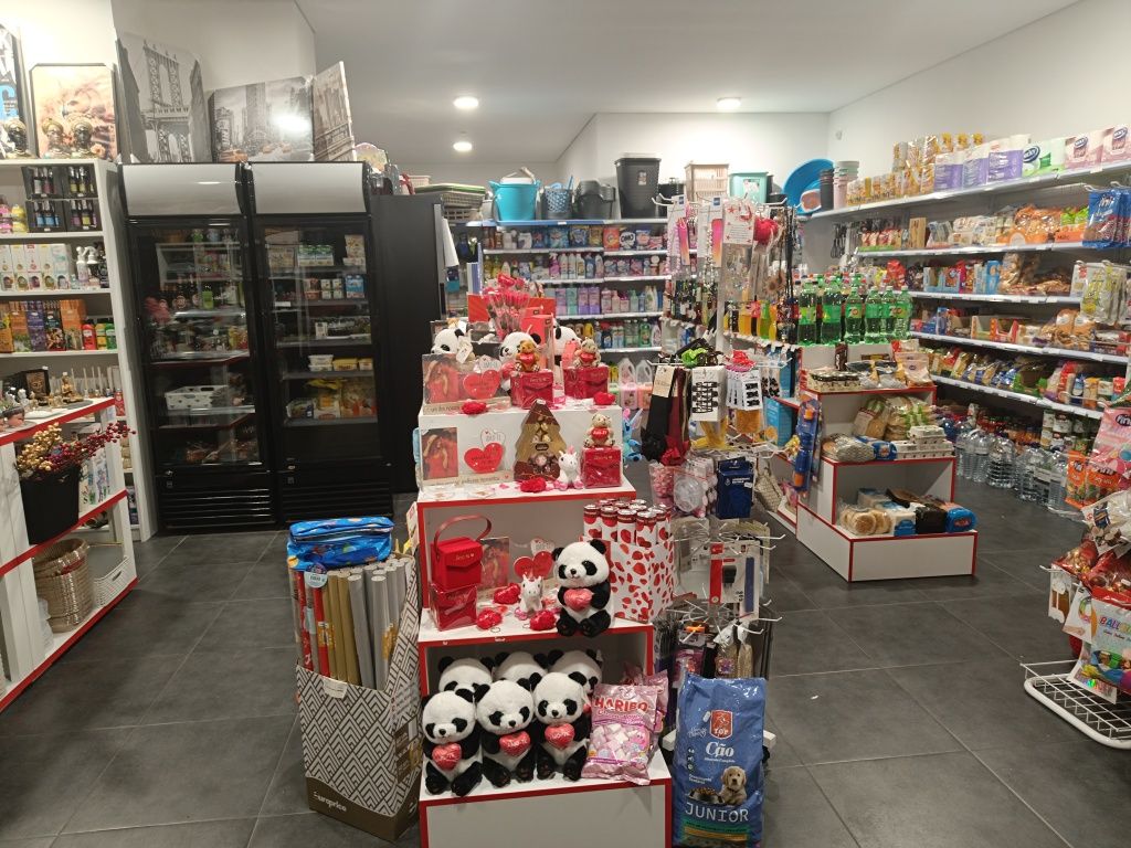 Vendo estantaria e moveis  de loja