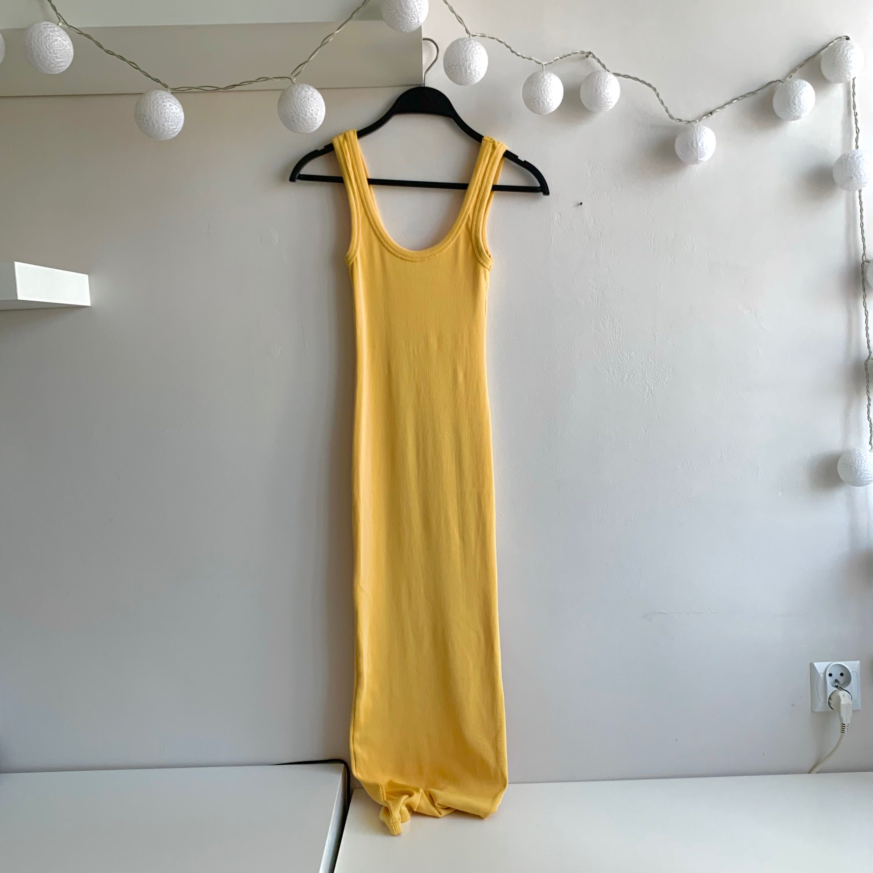 żółta sukienka midi z prążkowanego materiału na ramiączkach H&M 34/XS