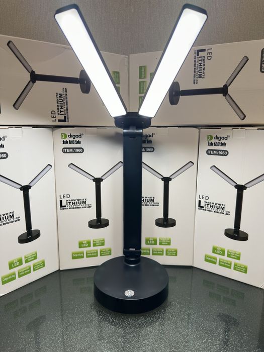 Акумуляторна настільна лампа з двума поворотними лампами