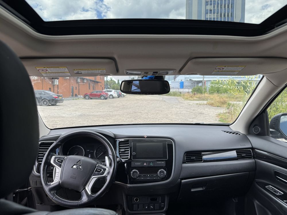 Mitsubishi Outlander PHEV гібрид