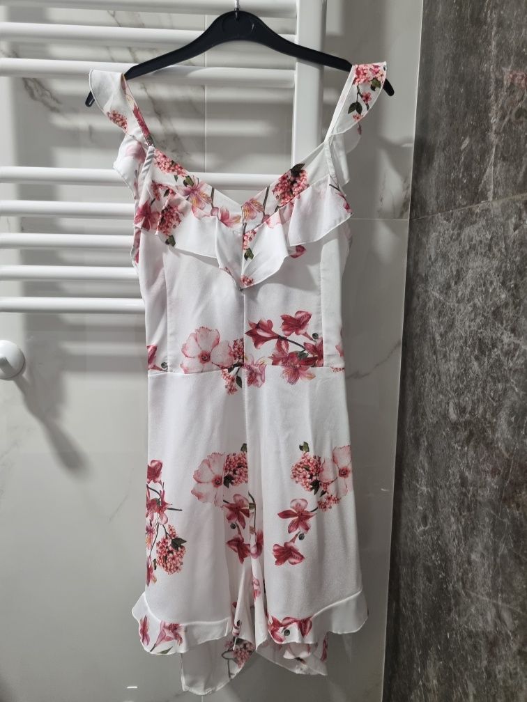 Macacão branco com flores