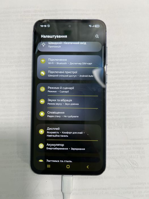 Продам дисплей Samsung A556 оригинал с трещинами.