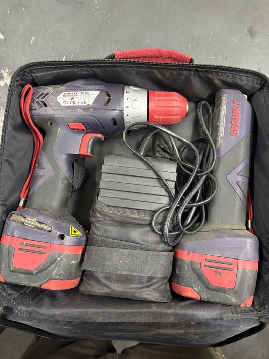 wiertarko-wkrętarka plus latarka akumulatorowa Sparky 12V.