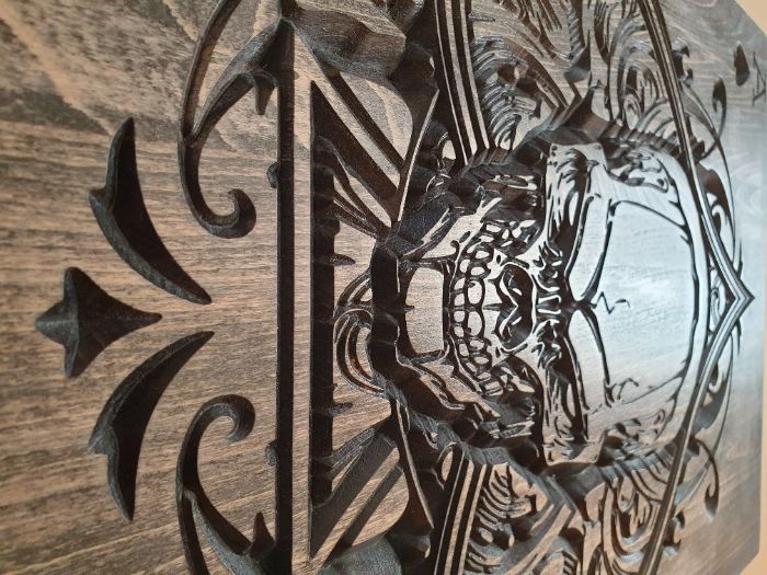 Rzeźba karta as pik drewno czaszka 39,5x55cm