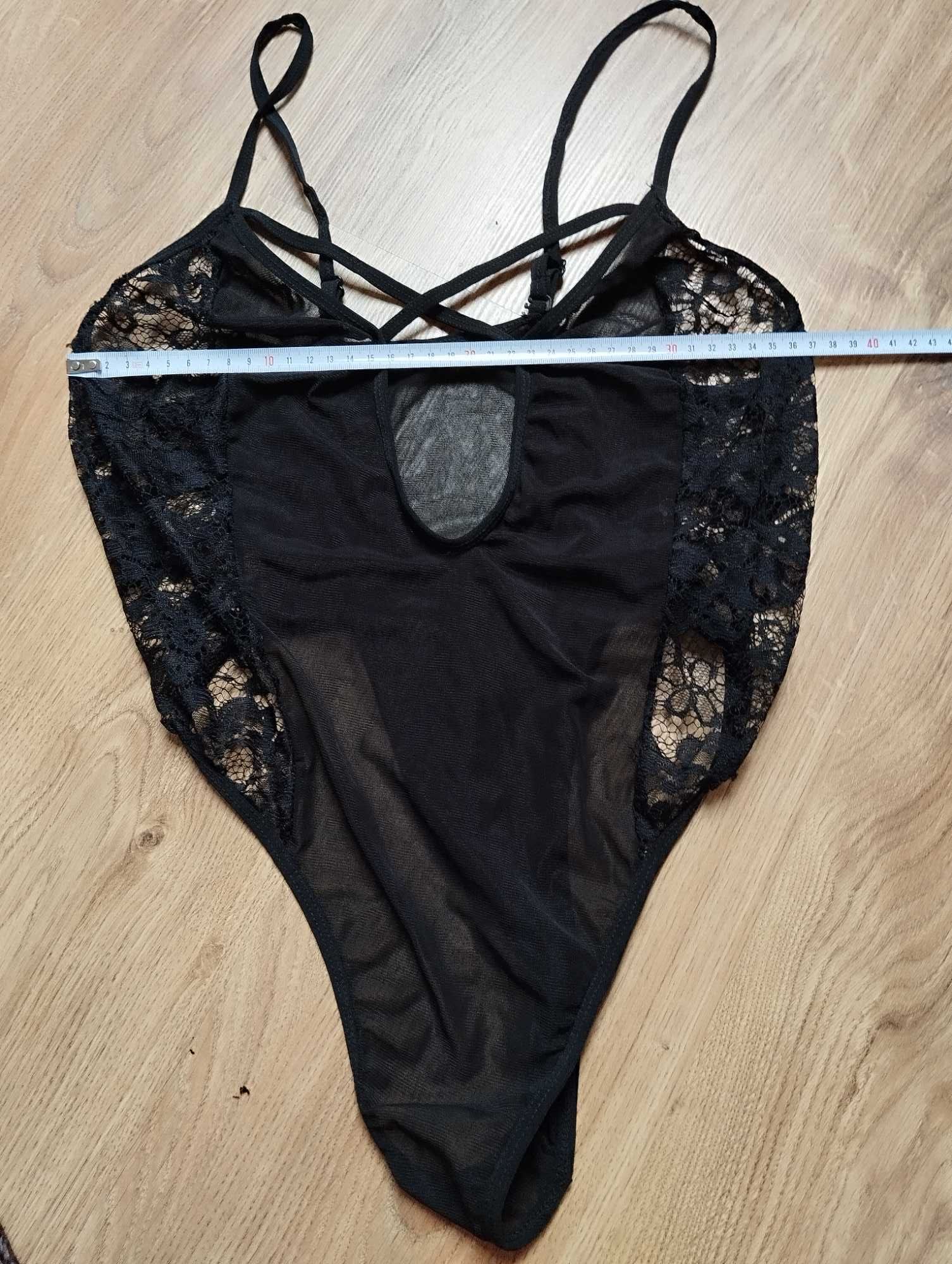 Czarne koronkowe body harness z głębokim dekoltem ażurowe transprarent