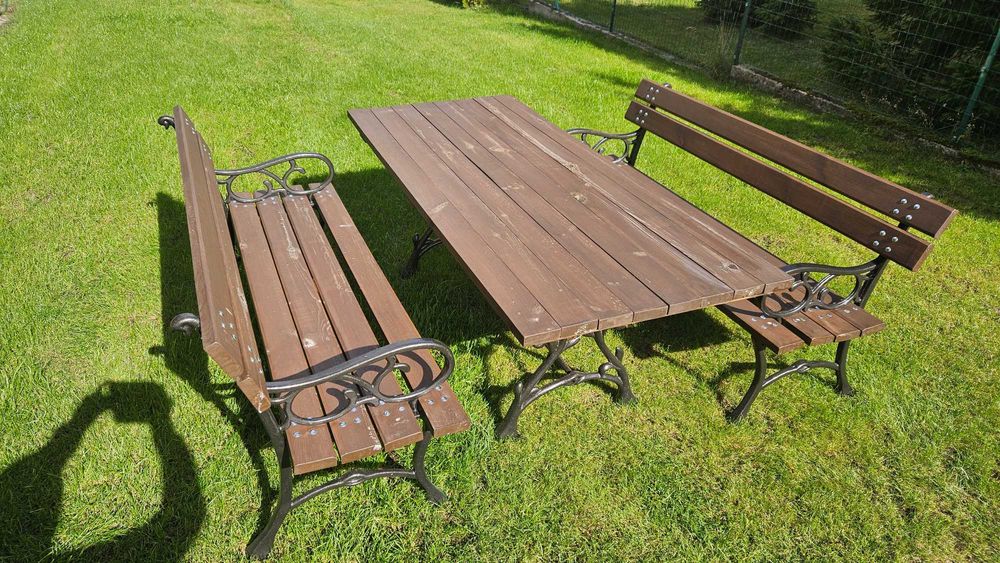 Stół ogrodowy z ławkami.