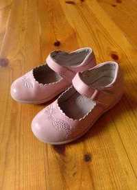 Рожеві туфлі на дівчинку