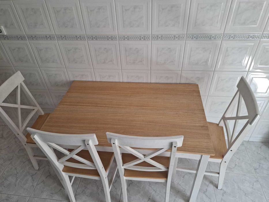 Mesa de cozinha de madeira