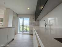 Luxuoso apartamento T2 na Parede com varanda e vista desafogada