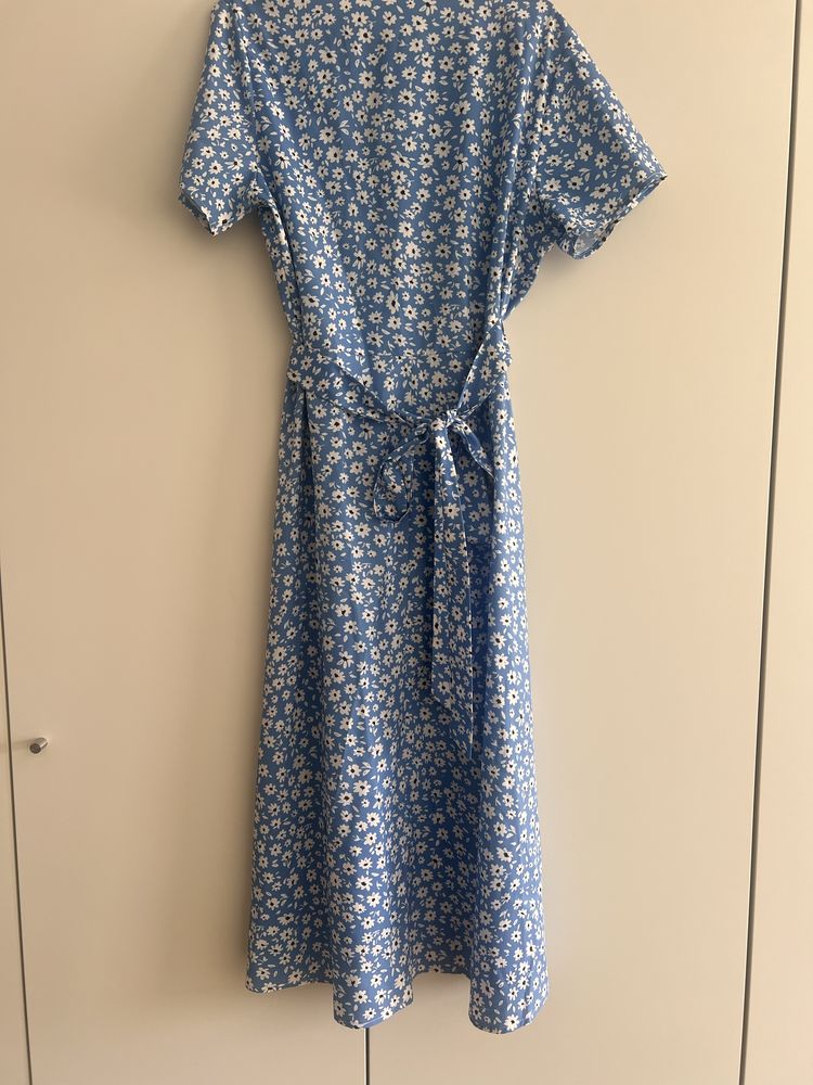 Vestido floral azul e branco