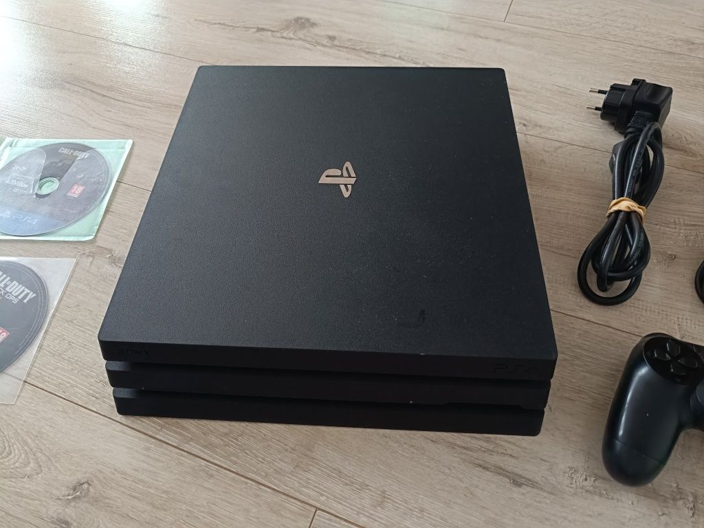 Konsola PS4 Pro 1 TB pad bezprzewodowy gry kabel HDMI