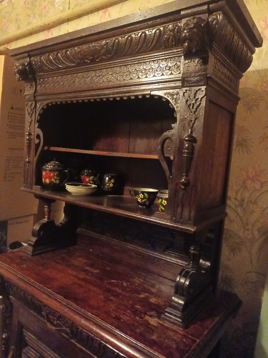 Антикварний буфет з різьбленням (оригінал)
