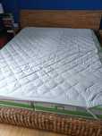 Cama+Estrado+2 Mesas de Cabeceira