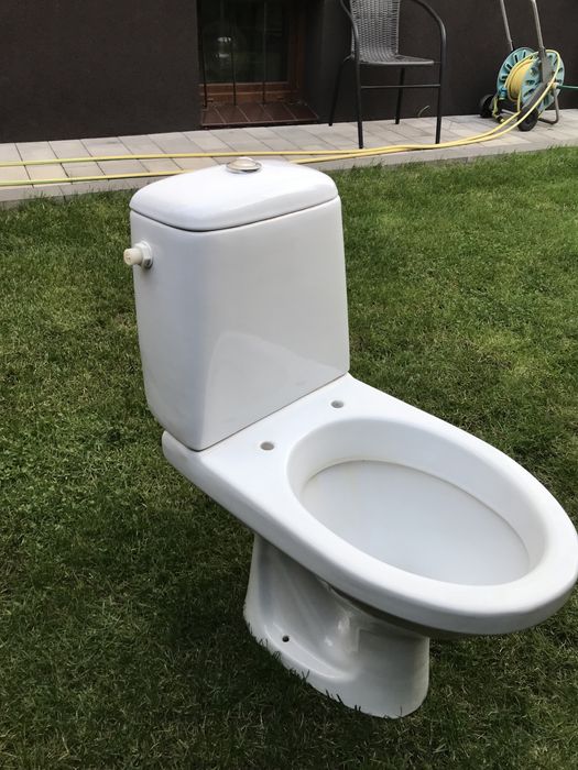 muszla WC wraz z ceramiczna spłuczką