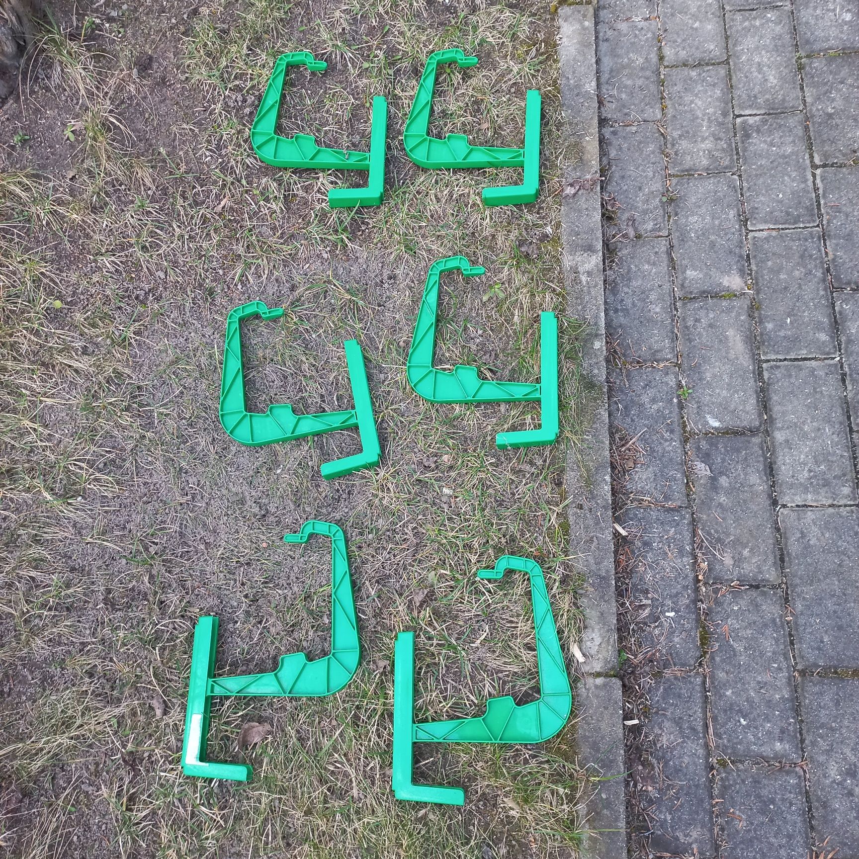 Wieszaki na balkonowe skrzynki  na kwiaty