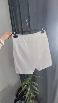 Biała asymetryczna spódniczka mini