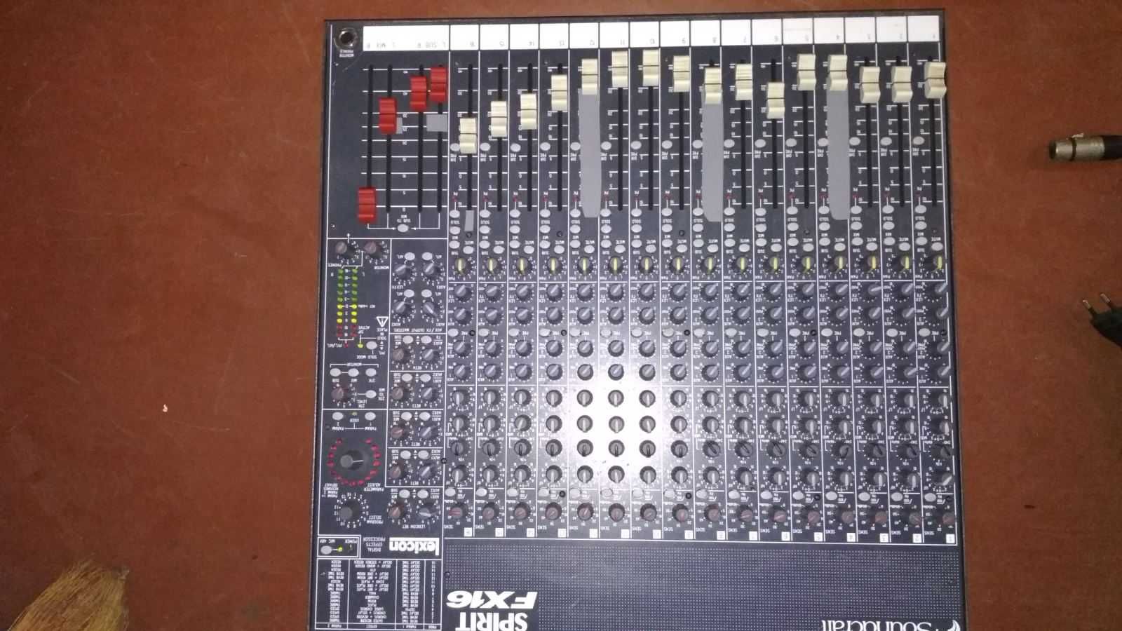 Микшерный пульт Soundcraft Spirit FX 16