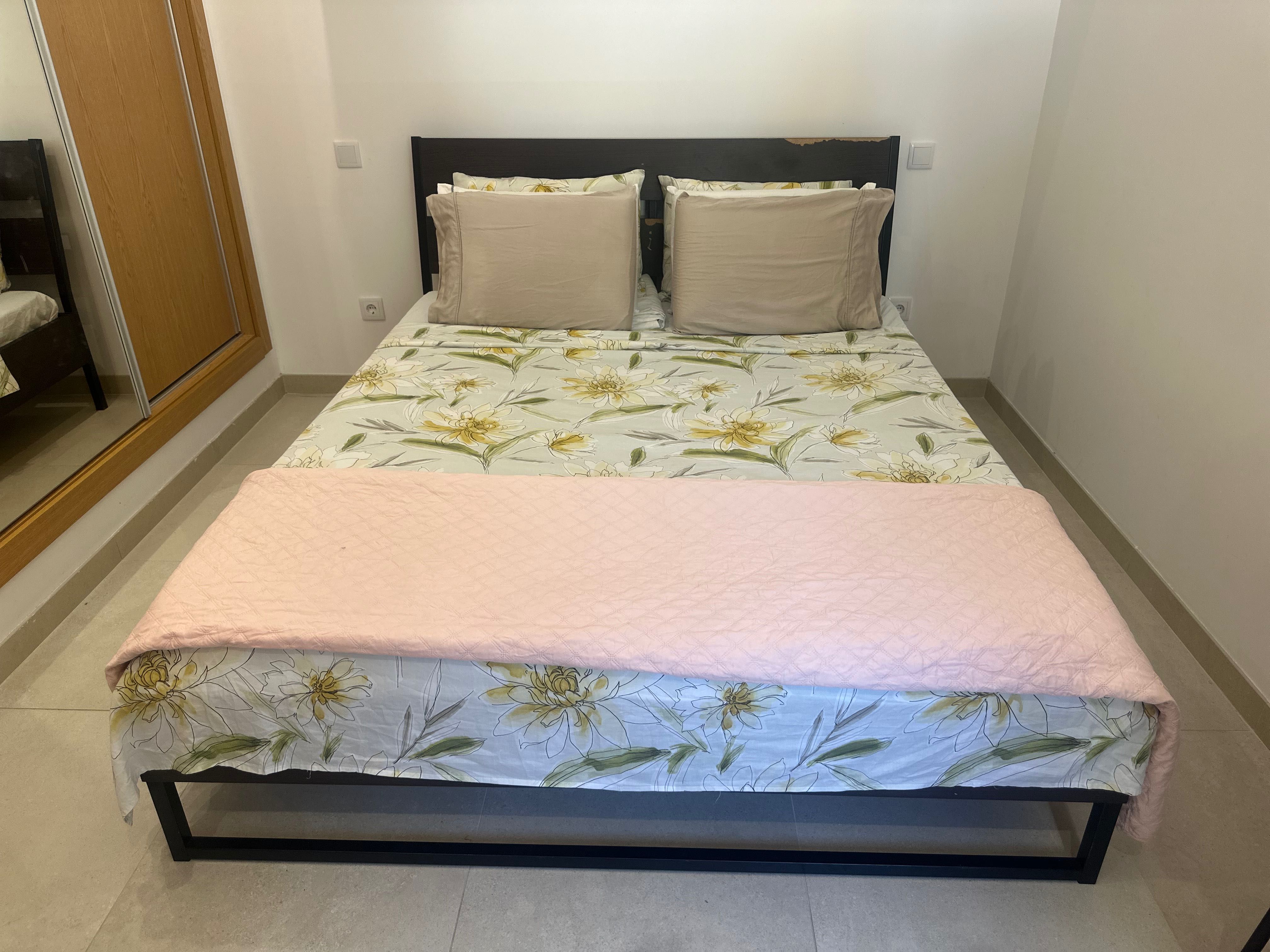 Cama queen com colchao