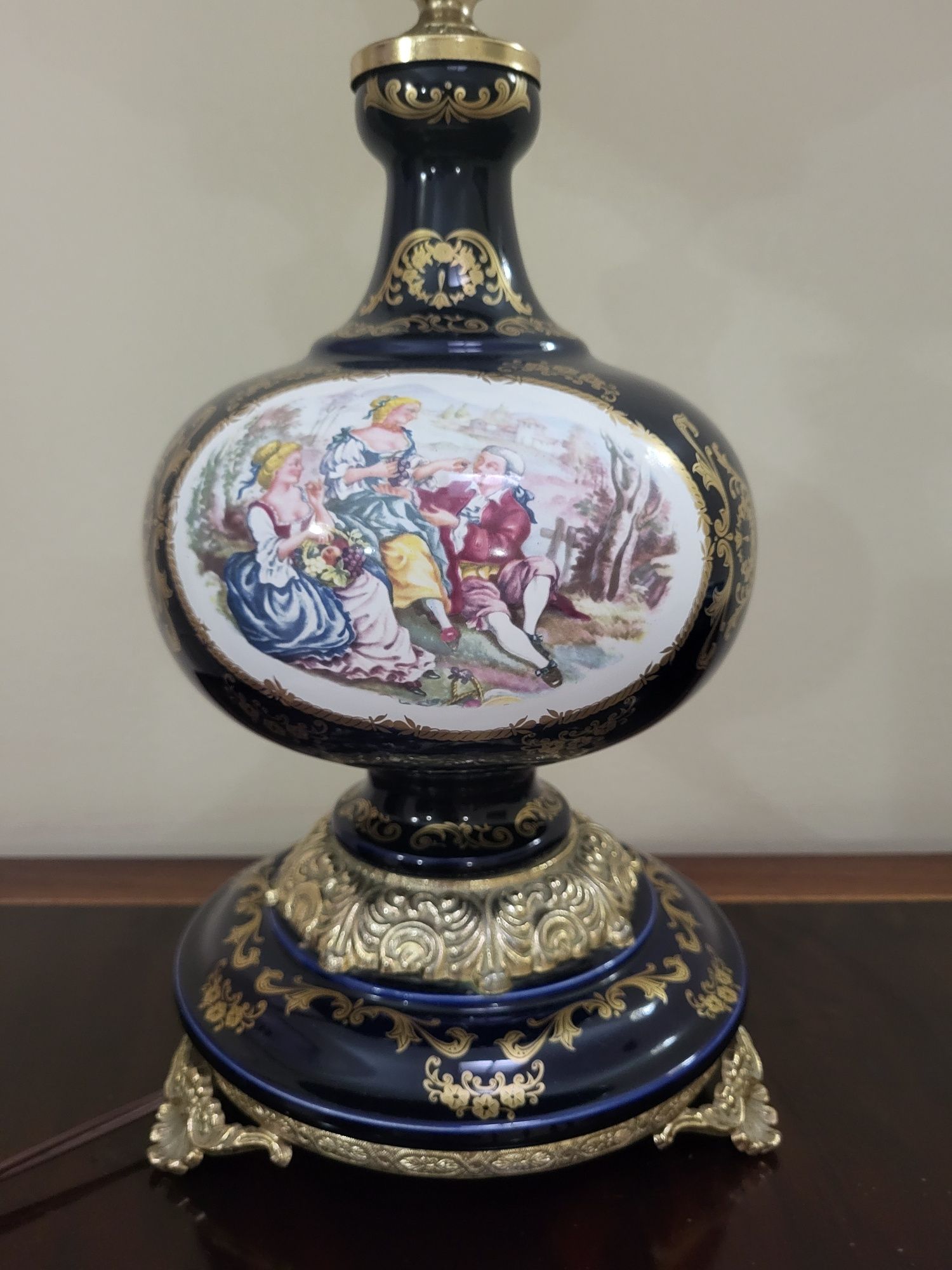 Candeeiro em Porcelana Limoge, com abajour vidro, em azul cobalto.