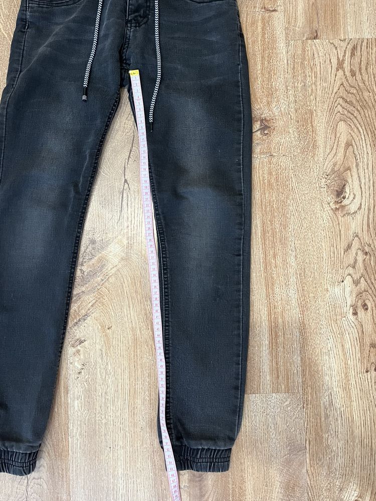 Czarne spodnie joggery Niebieski Księżyc