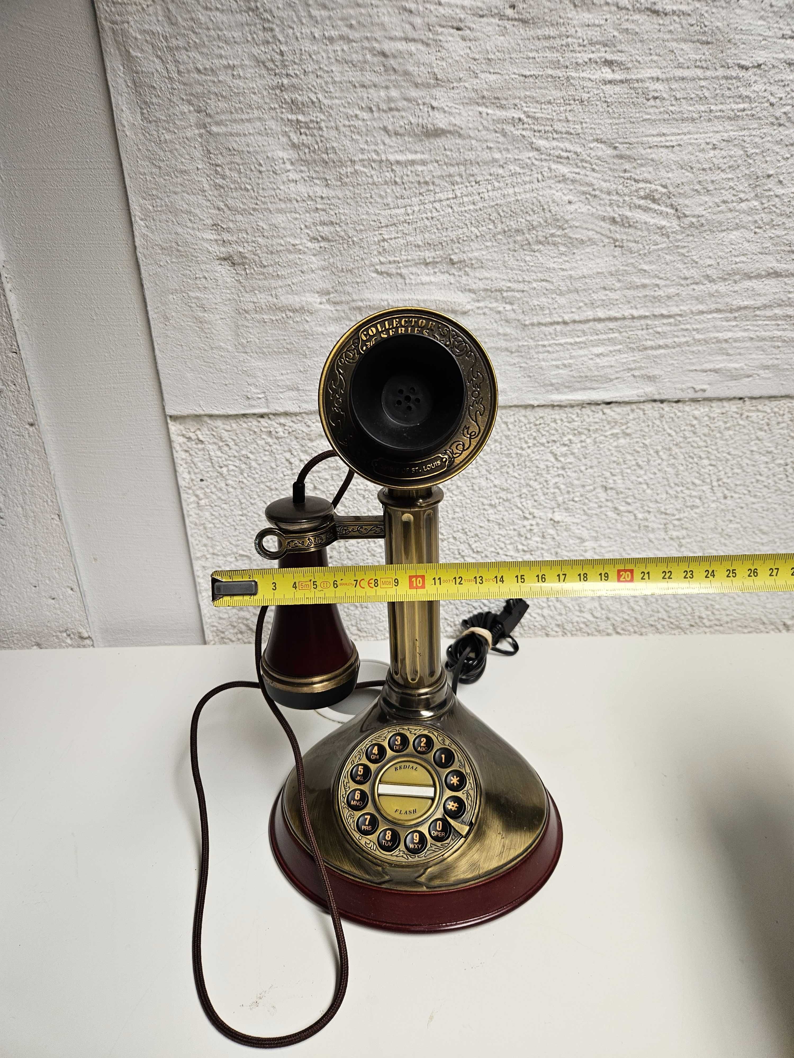 .Stary bardzo ładny aparat telefoniczny w stylu Vintage
