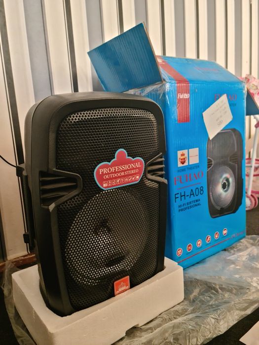 Мощная большая музыкальная колонка. Зарядкой, коробка, документы.