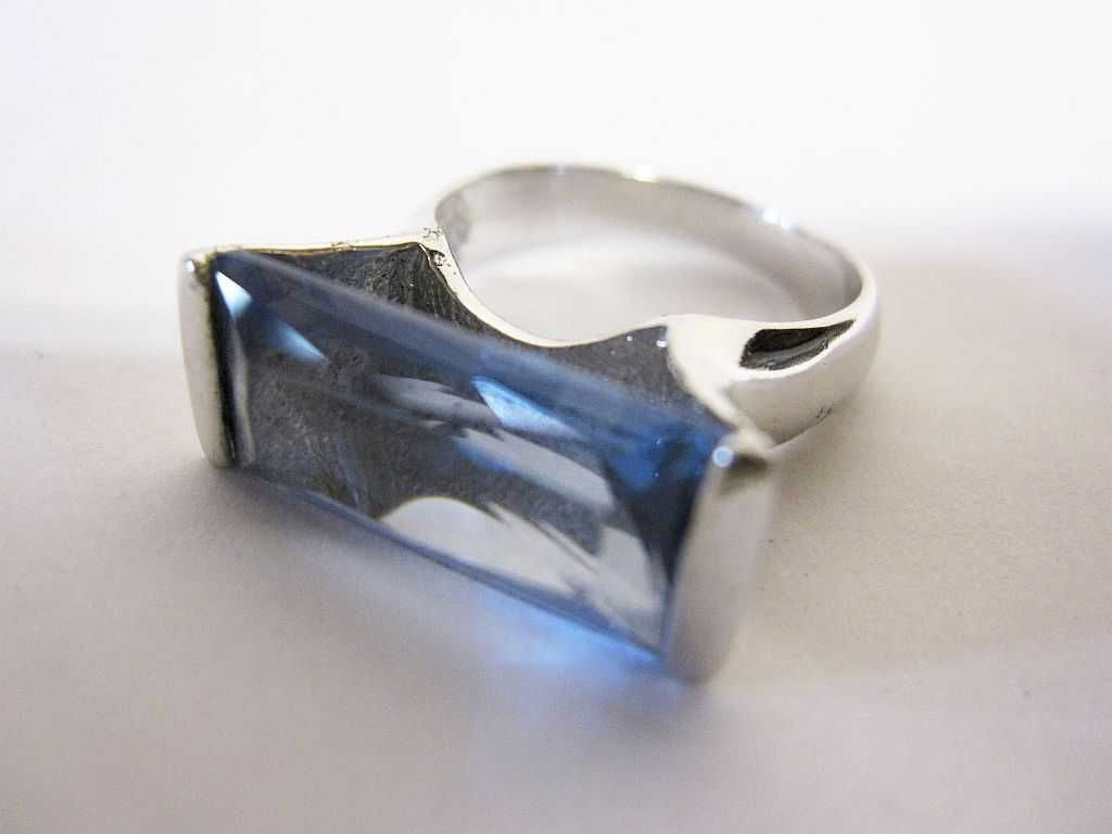 Lindo anel vintage em prata contrastada com pedra
