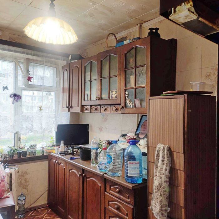 Комната для женщины на Победе-2.  Коммунальные услуги входят в цену