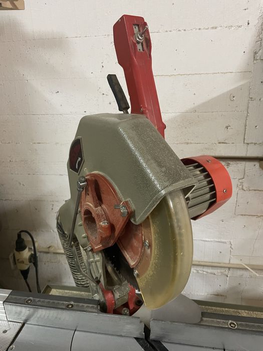 Serra de Esquadria OMGA com Sistema de Aspiração Integrado