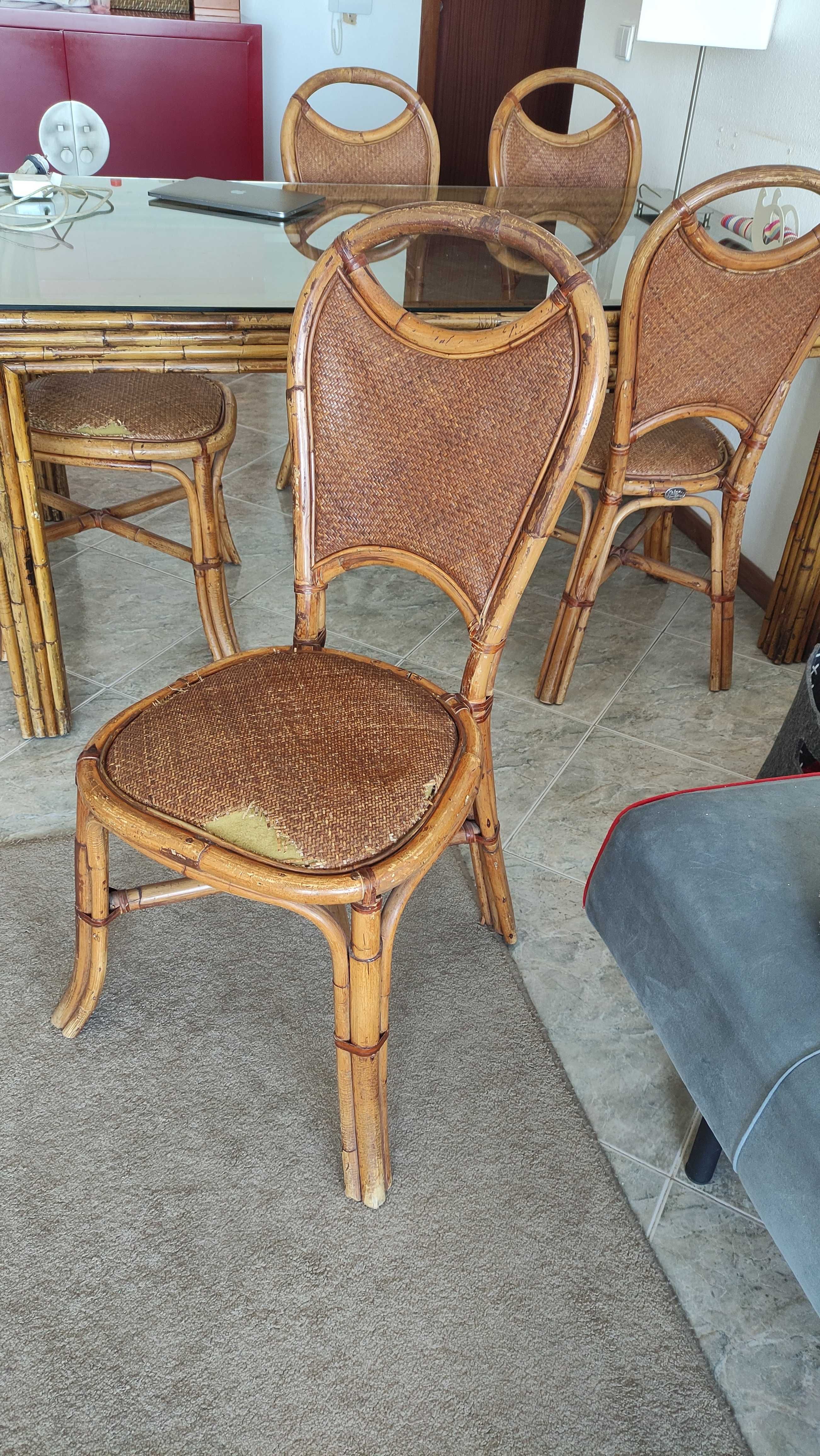 Conjunto de mesa e cadeiras em bambu