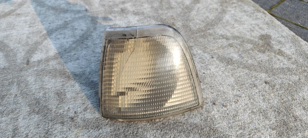 Kierunkowskaz lewy Audi 80. Oryginalny. Lekko pęknięty.
