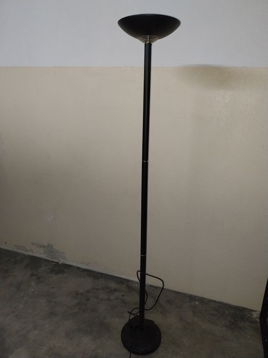 Candeeiro de pe alto vintage de  cor castanha com um foco.