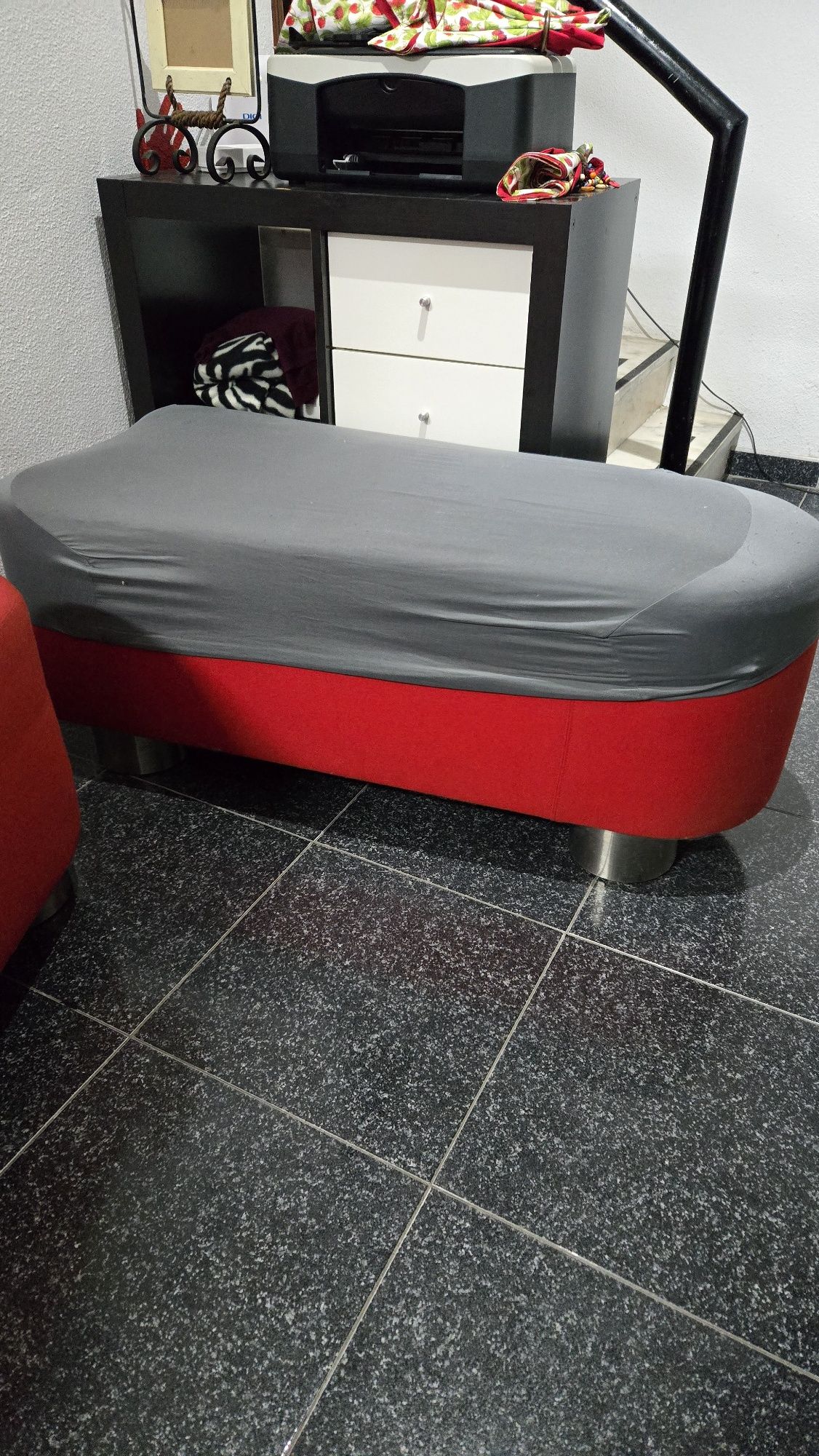 2 sofás vermelhos
